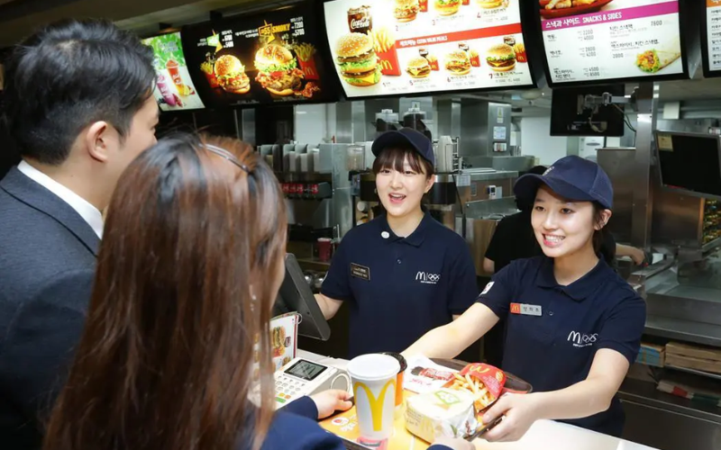 Du học sinh vừa học vừa làm nên lưu ý về quy định về số làm thêm tại Hàn Quốc