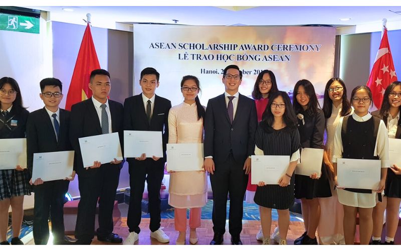 Hình ảnh học sinh xuất sắc giành được học bổng ASEAN